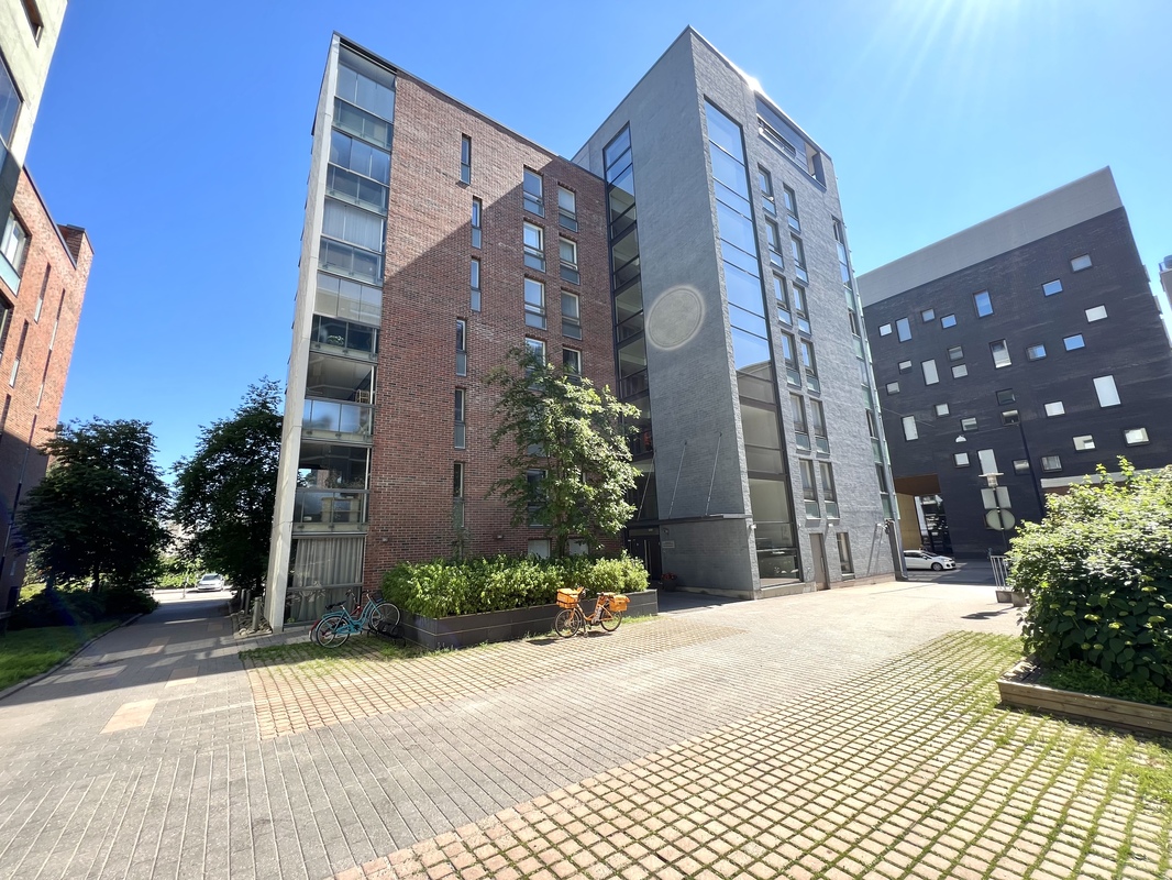 Sisäpiha ja julkisivu