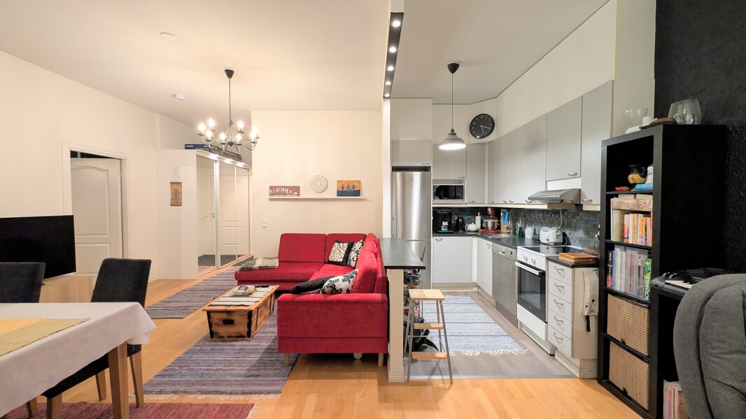 Avokeittiö ja olohuone