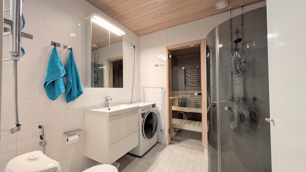 Kylpyhuone + sauna