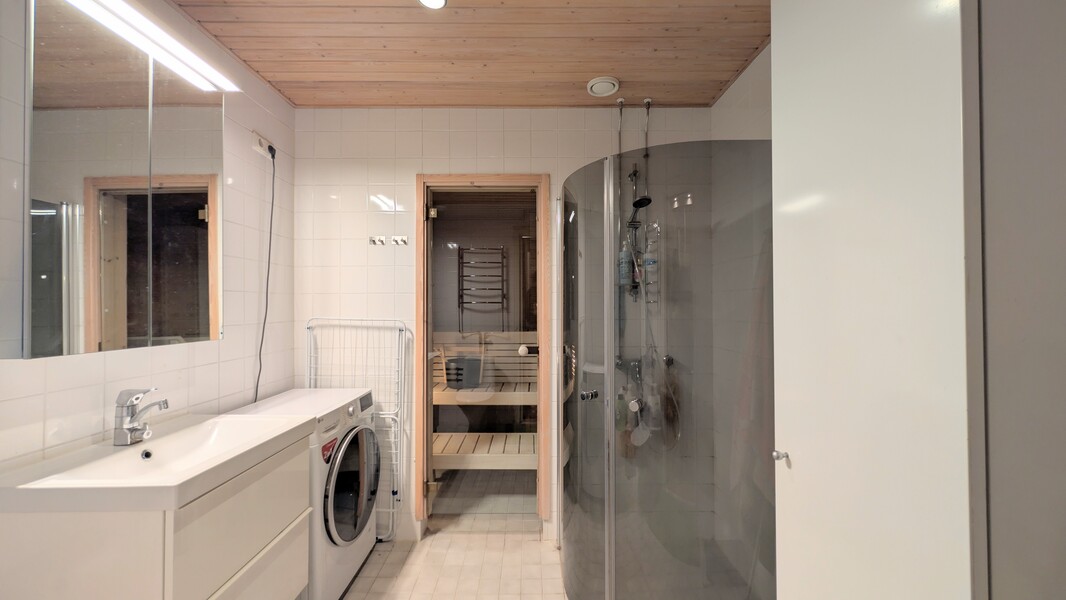 Kylpyhuone + sauna