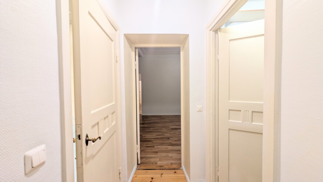 Välitila olohuoneen ja makuuhuoneen välillä + vaatehuone