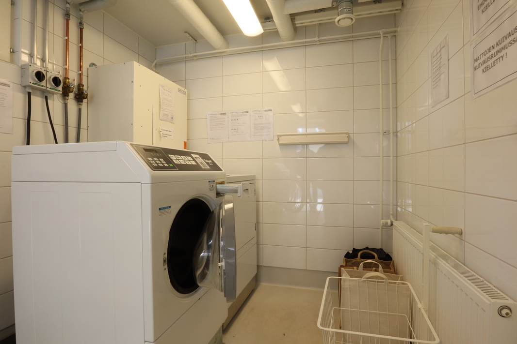 Talopesula, vieressä kuivaushuone