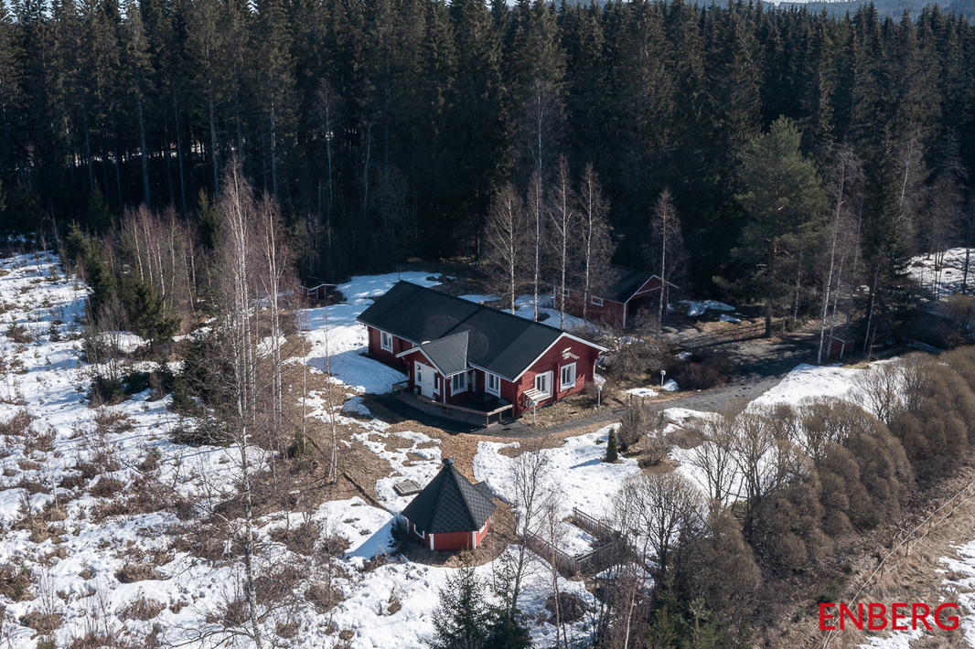 Pihapiiri ennen autokatoksen takana olevan metsän kaatoa