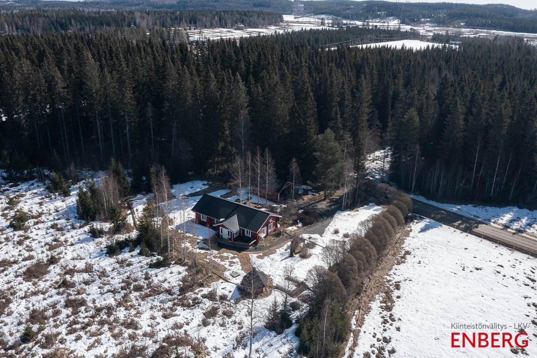 Pihapiiri ennen autokatoksen takana olevan metsän kaatoa