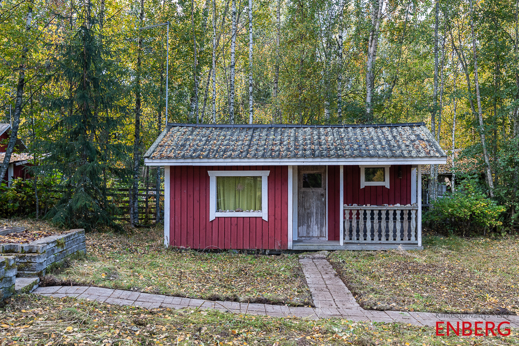 Varastorakennus (johon voi tehdä myös ulkosaunan)