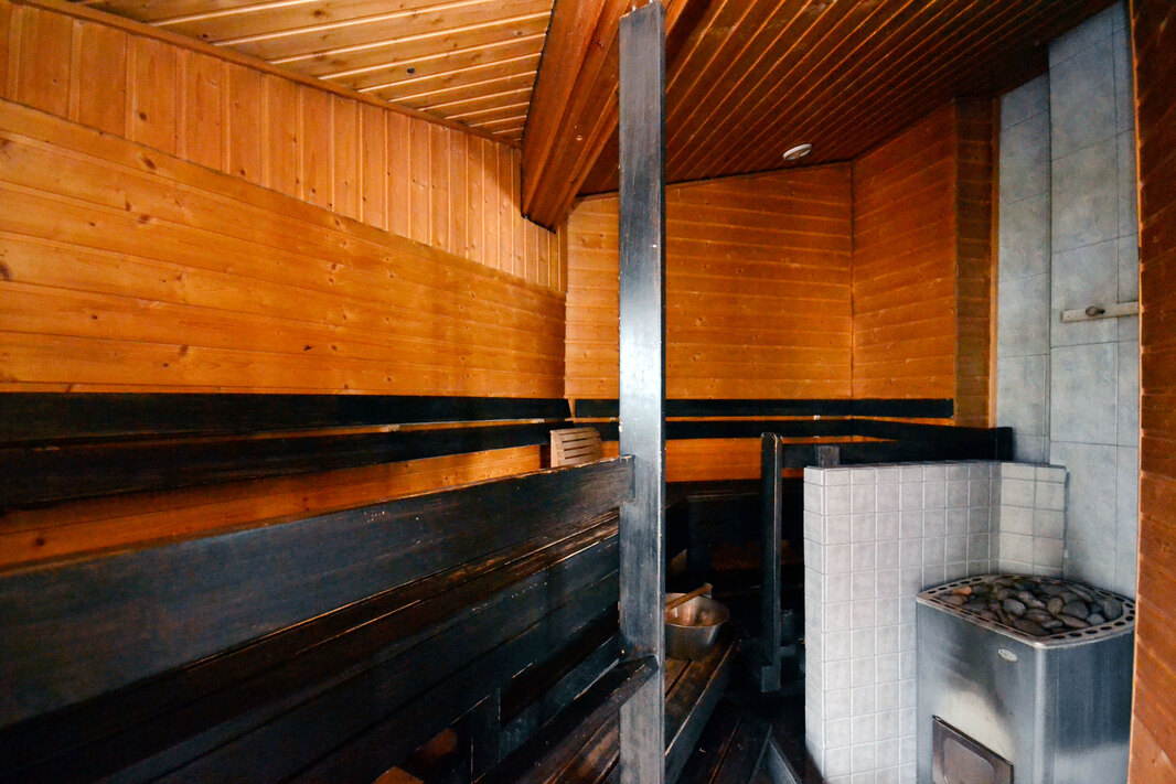 uuden saunamökin sauna