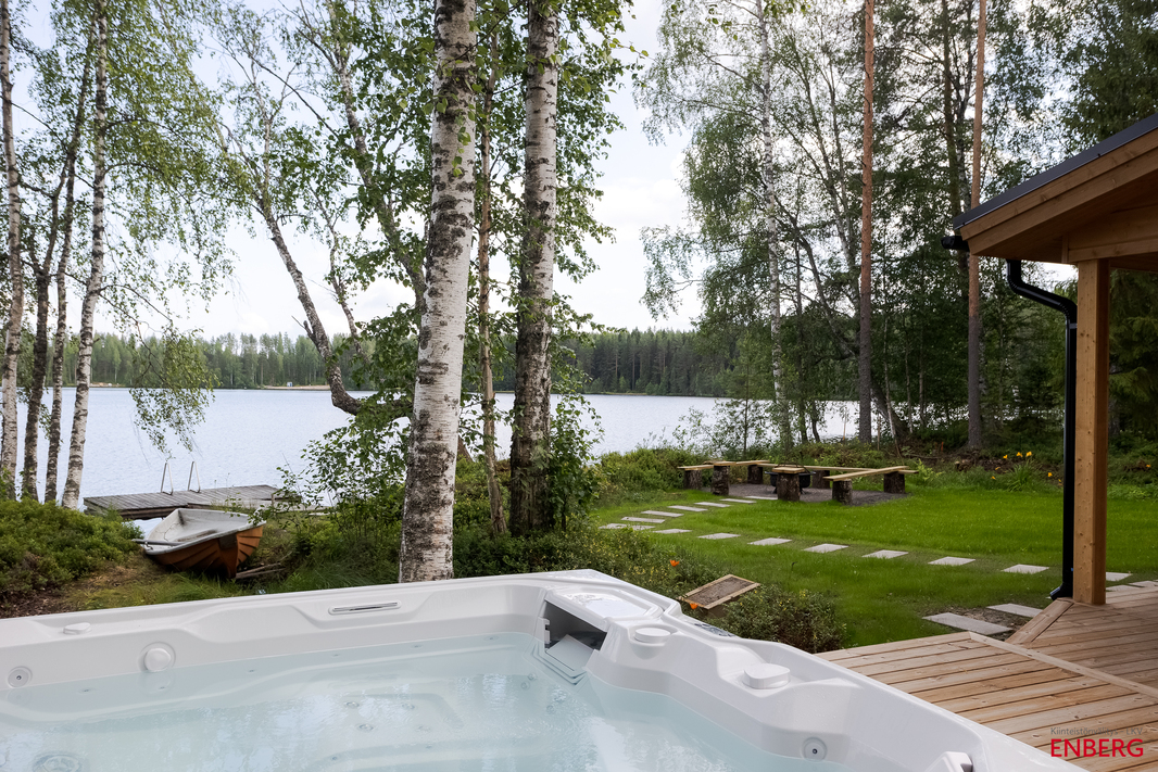 Rakennusten välissä olevaa terassialuetta