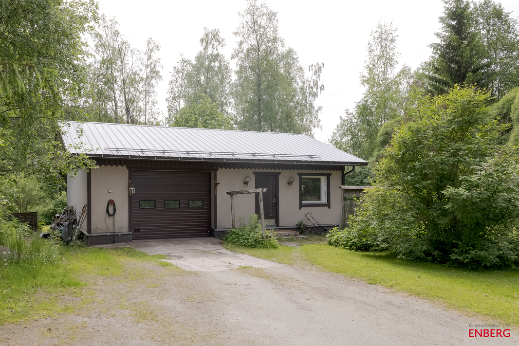 talousrakennus, jossa autotalli, huone, kph ja sauna