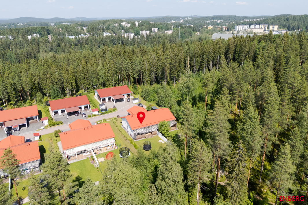 erinomainen sijainti kadun päässä