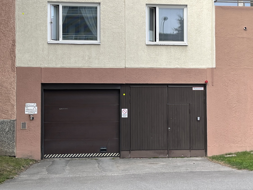 Sisäänkäynti halliin Ilmarisenkadulta