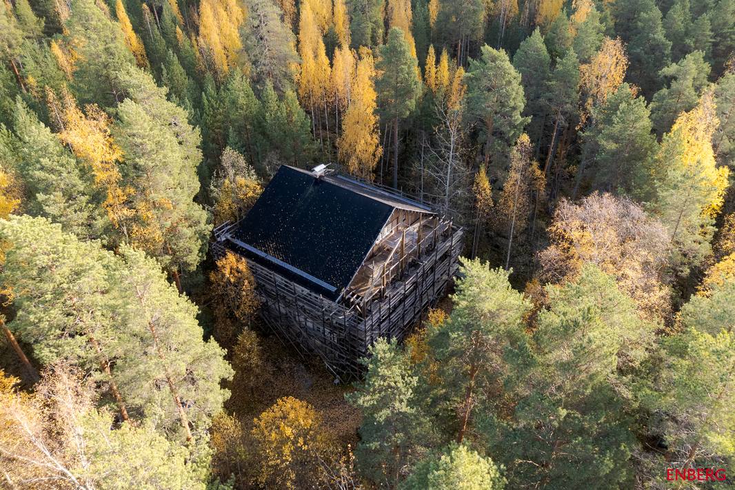 Talon seinustalla rakennustelineet