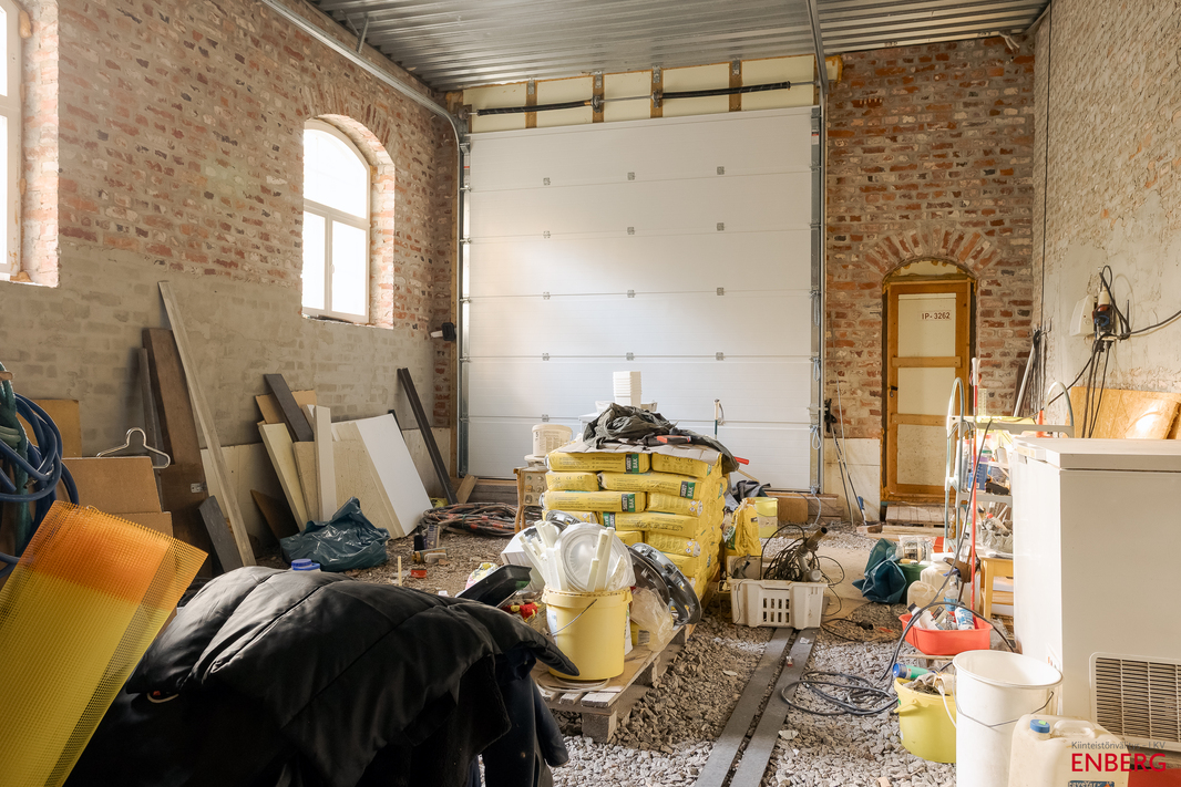 Talon yhteydessä suuri autotalli nosto- ja käyntiovella