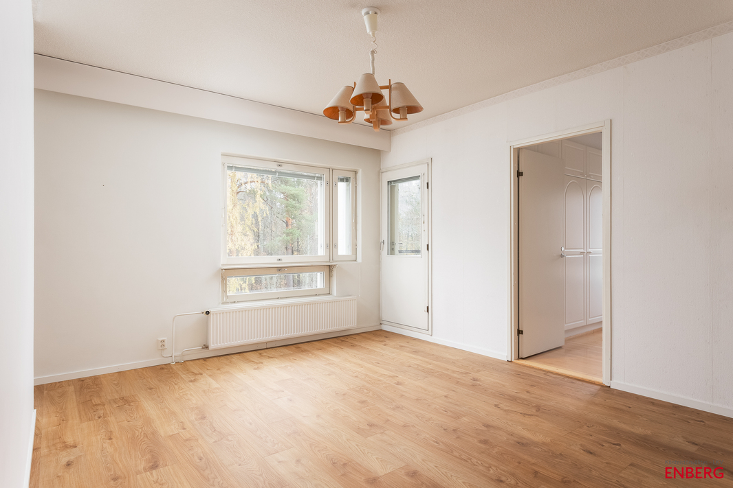 Olohuone parvekkeen ja mh:n suuntaan