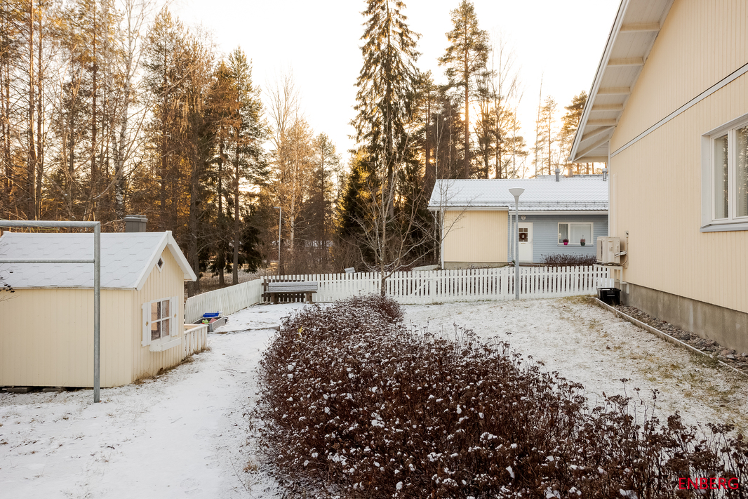 leikkipaikka talon sivussa