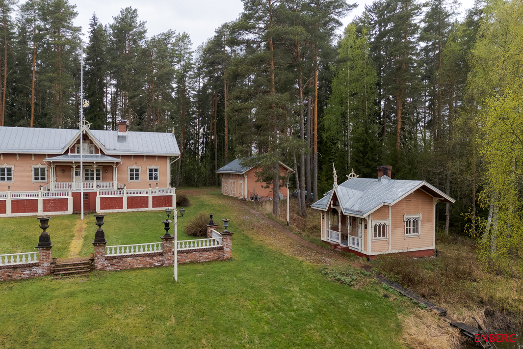 Päärakennus, makasiinirakennus, sekä kylpylärakennus