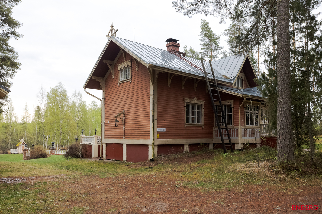 Näkymää makasiinirakennuksen vierestä