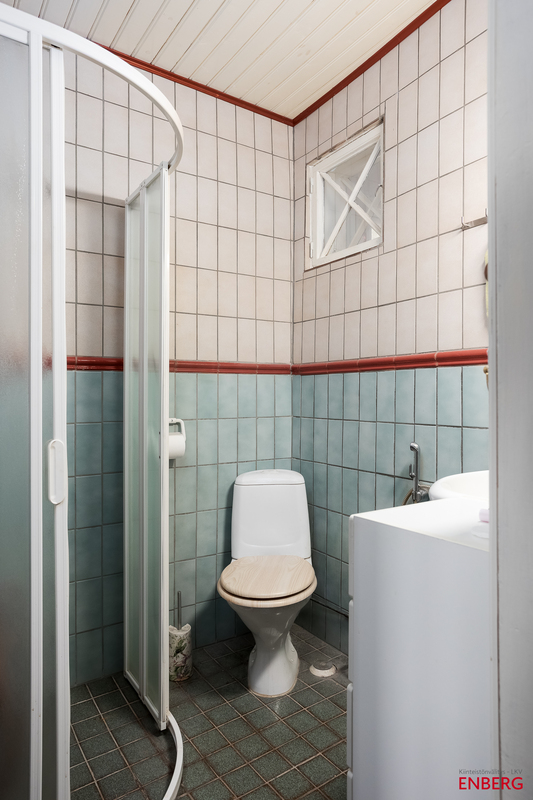 Alakerran suihku-WC