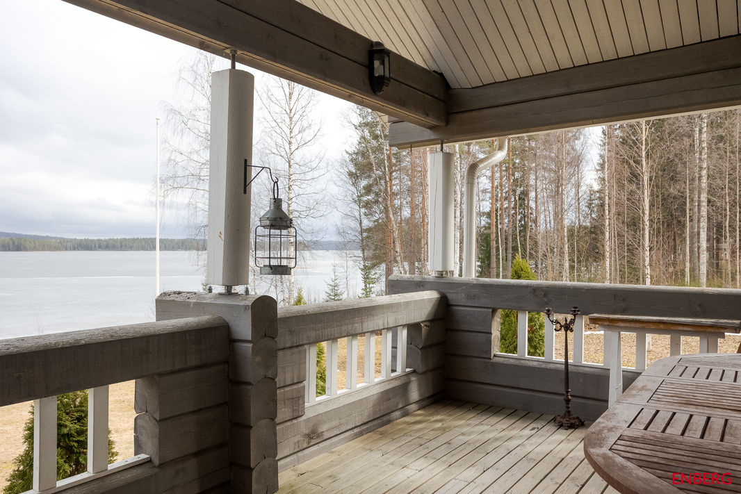 Päärakennus terassi 