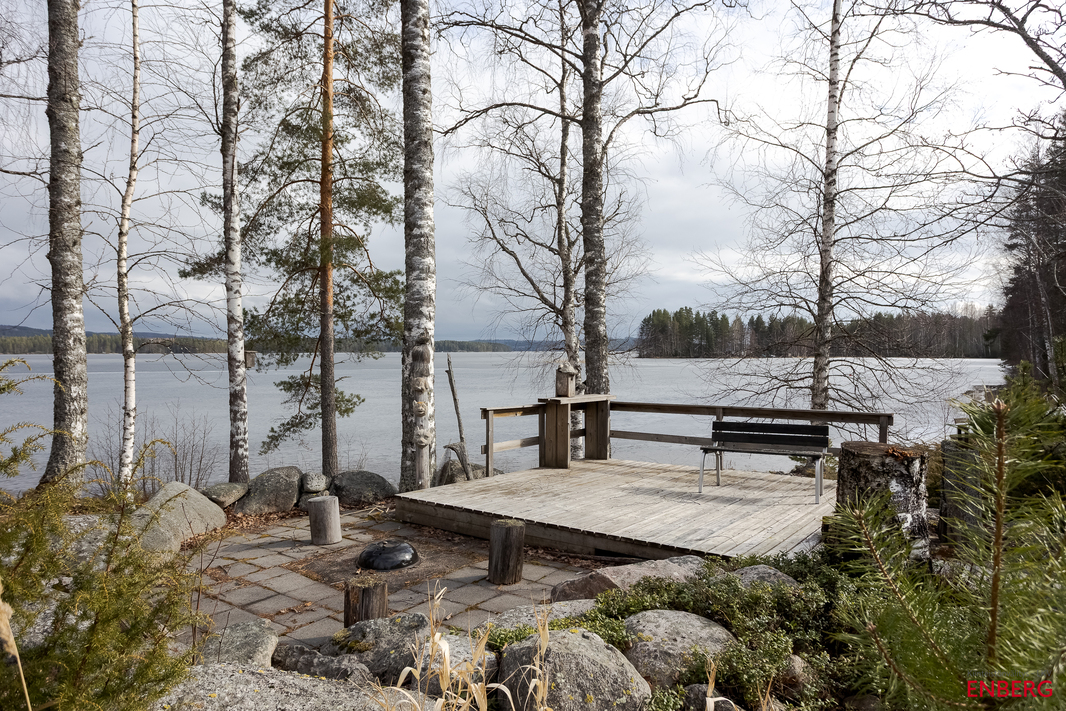 Patio saunamökin edessä