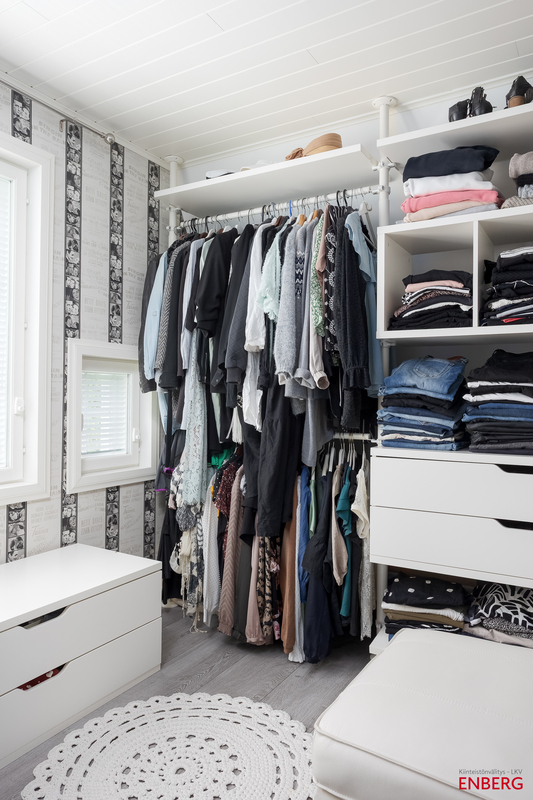 Päämakuuhuoneen walk-in vaatehuone