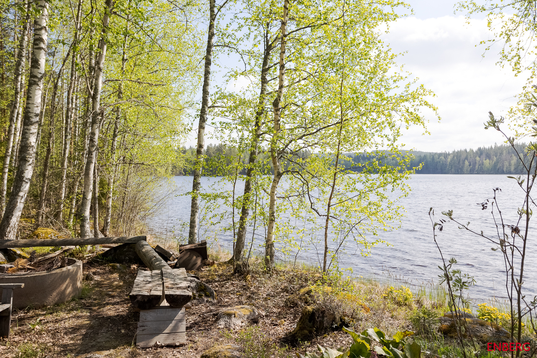 Rannassa nuotiopaikka
