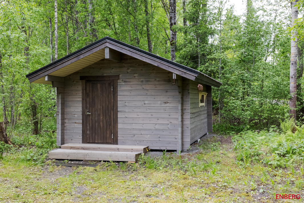 Hirsinen varastorakennus