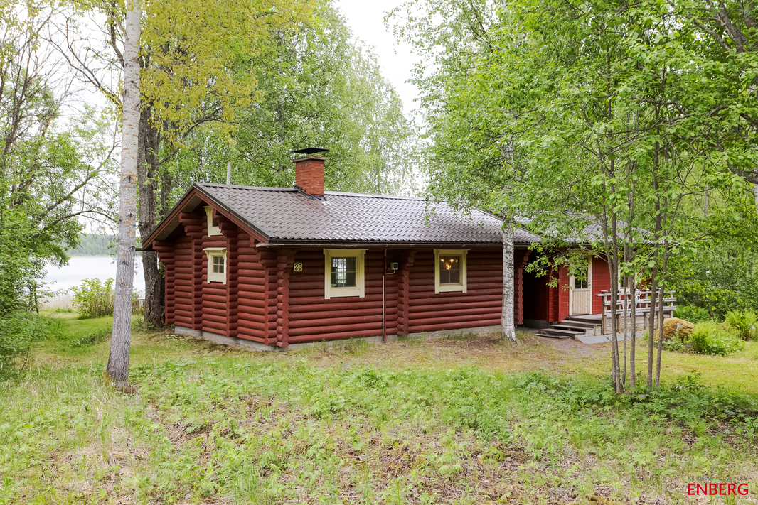 Mökki sisääntulon suunnalta