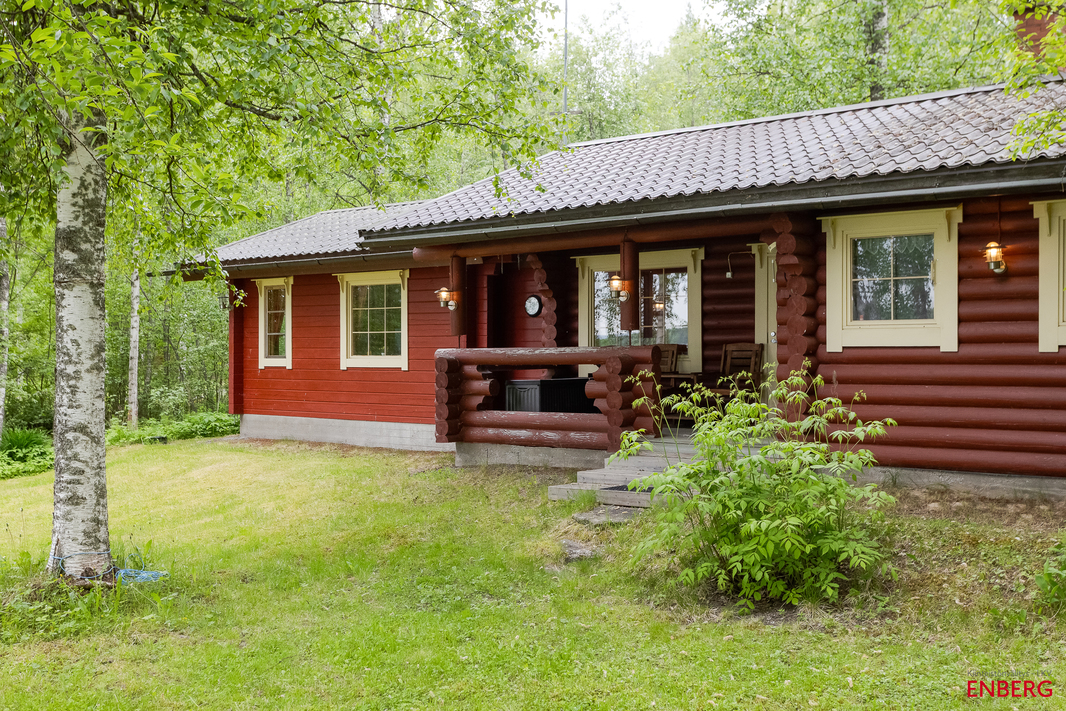 Mökki takaa