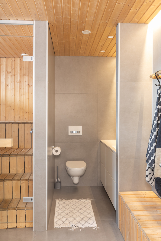 Kylpyhuoneen yhteydessä WC-tila