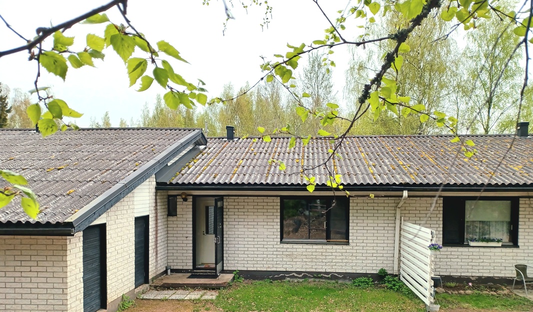 Sisäänkäynti sisäpihan puolelta