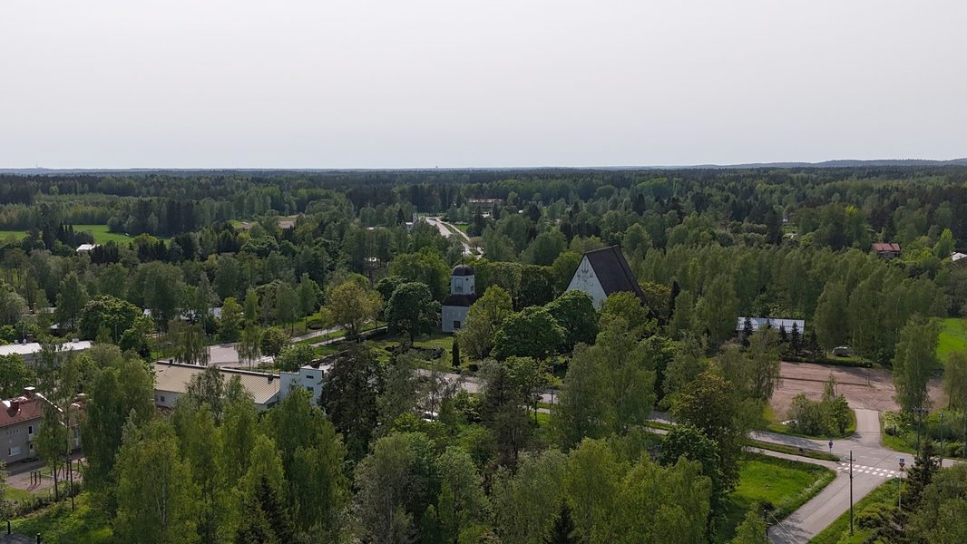 Taustalla Pyhtään vanha kivikirkko. Kirkonkylä Pyhtää