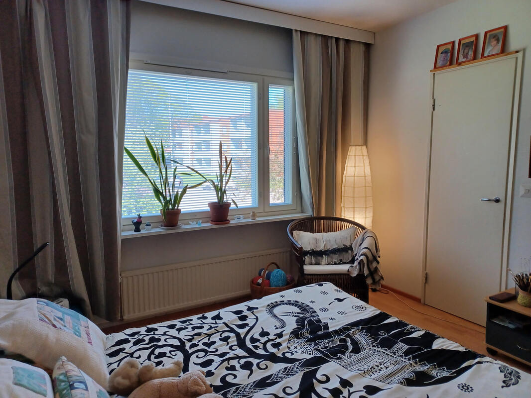 Makuuhuone, käynti tilavaan vaatehuoneeseen