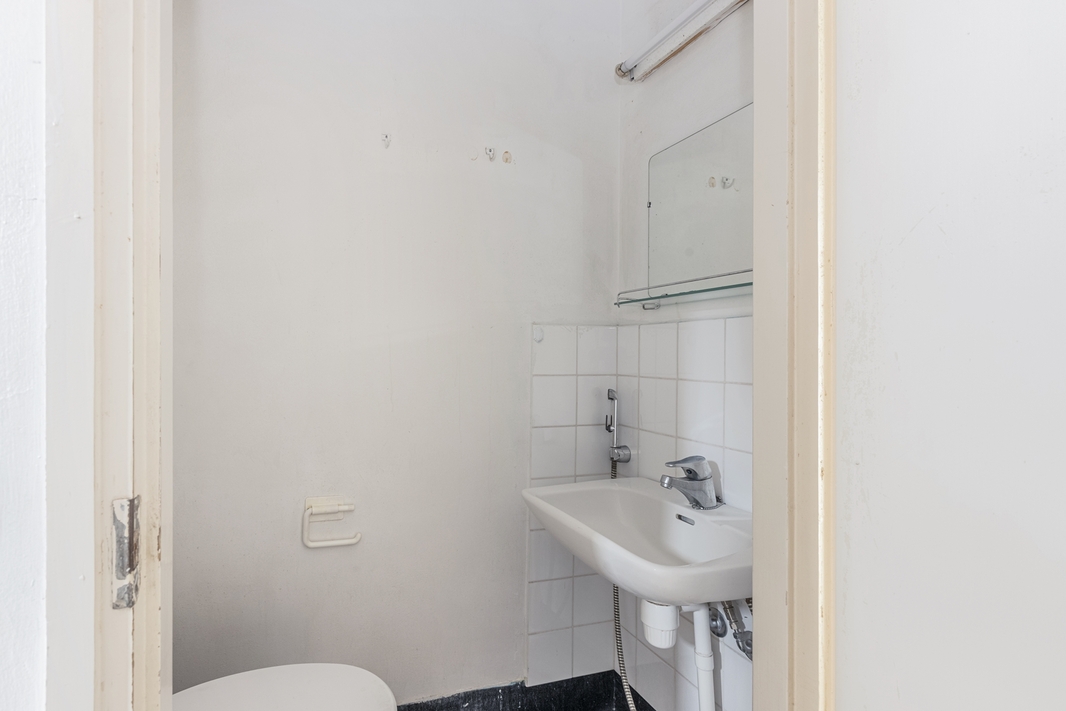 Kylpyhuoneen yhteydessä erillinen wc