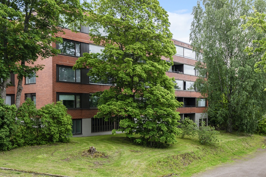 Taloyhtiön julkisivukuva parvekkeiden puolelta