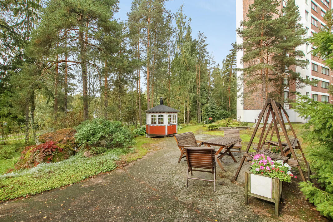 Taloyhtiön pihalta