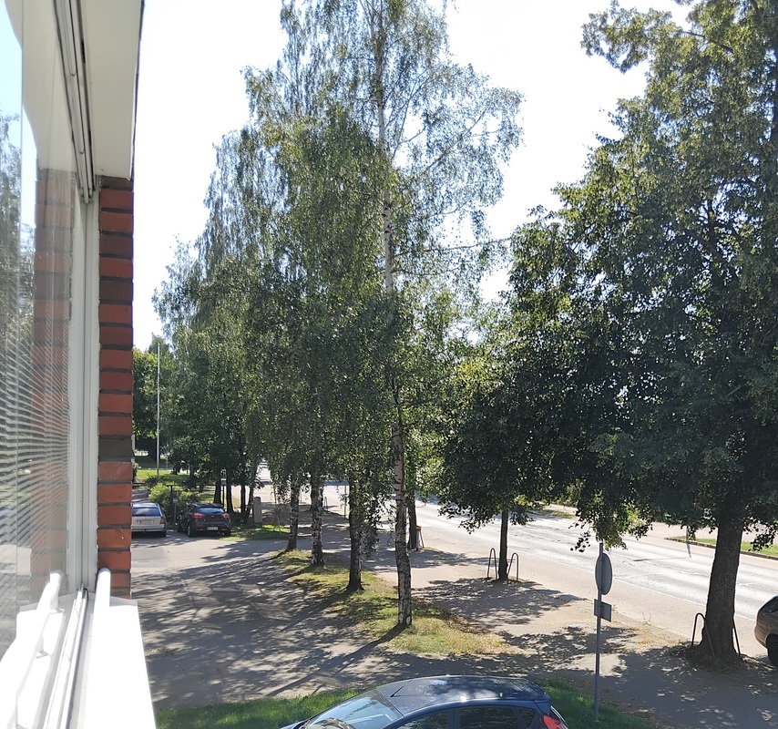 Parvekenäkymä. Tie Karhulan keskustaan.