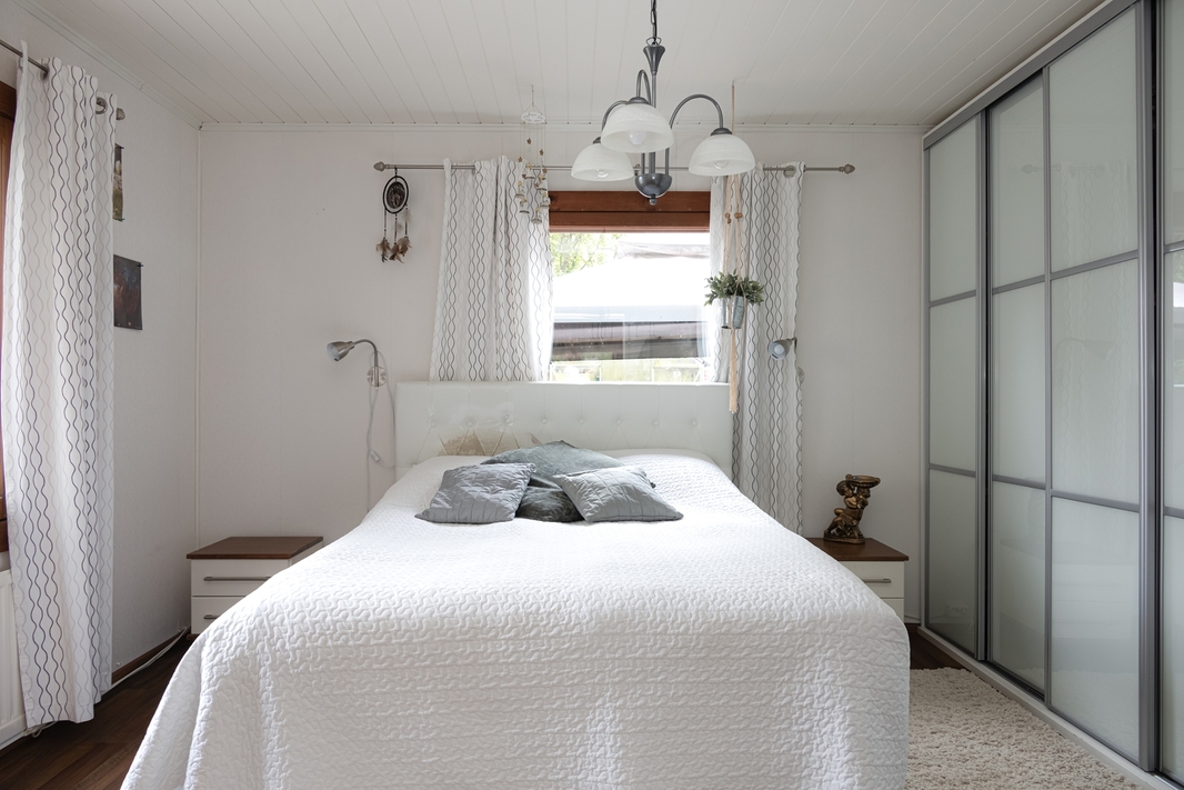 Alakerran makuuhuone