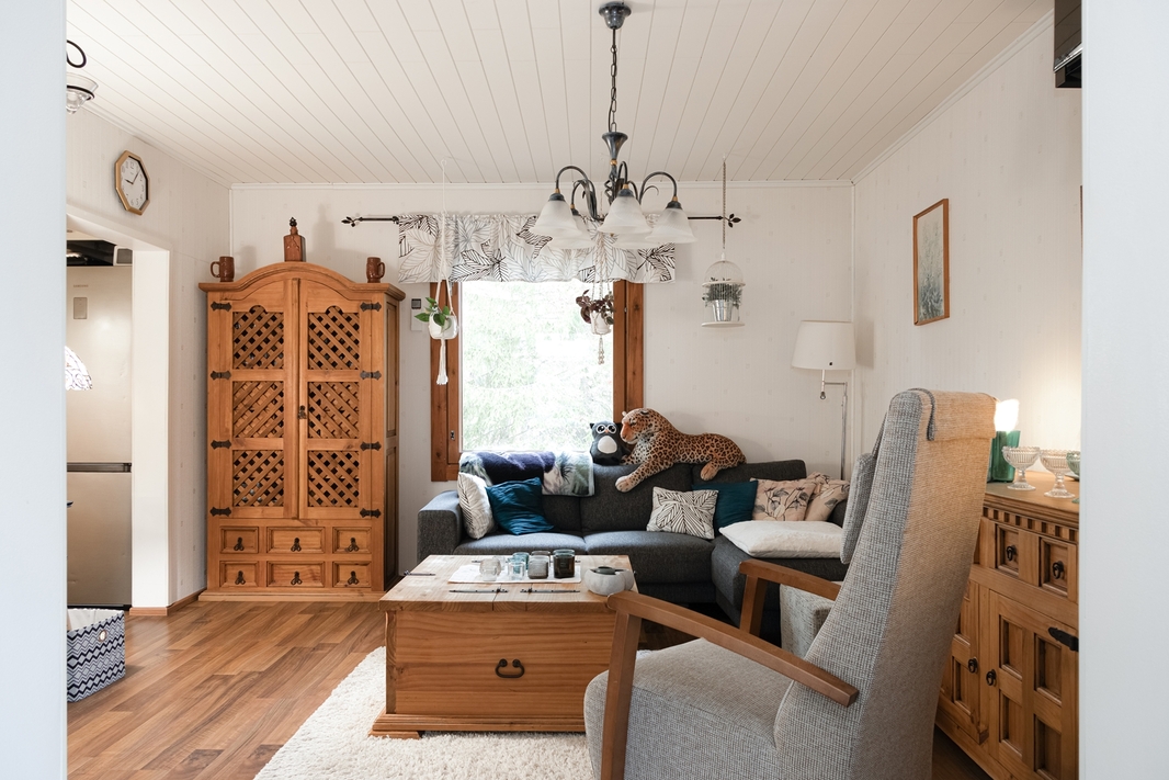 Yleiskuva olohuoneesta 1