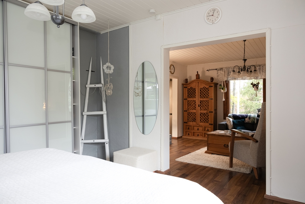 Yleiskuva makuuhuoneesta olohuoneeseen päin