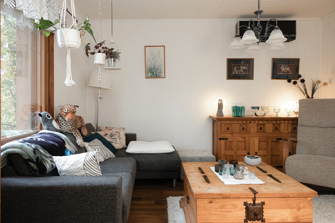 Yleiskuva olohuoneesta 2