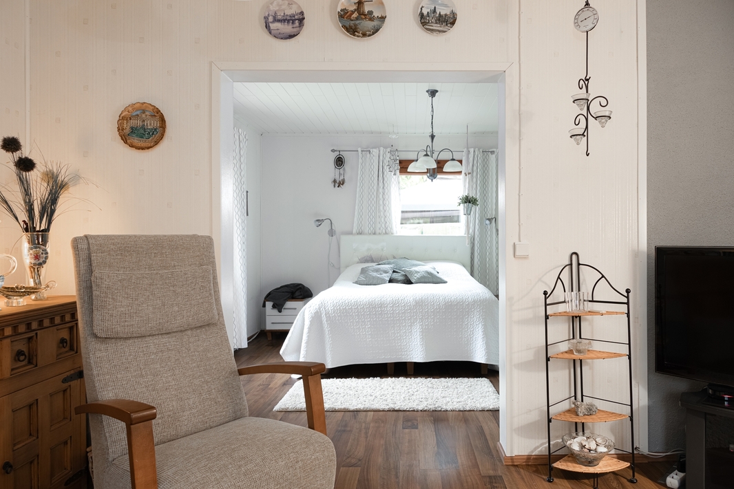 Olohuoneesta näkymä makuuhuoneeseen