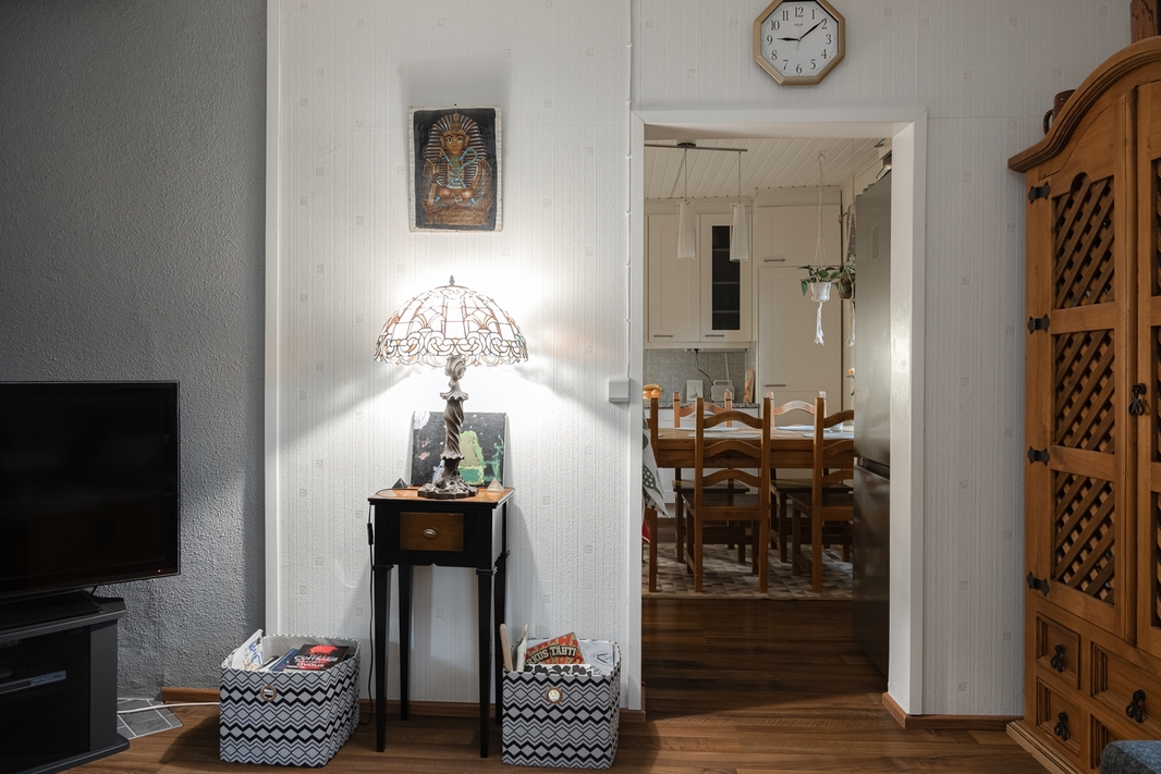 Keittiöstä käynti olohuoneeseen