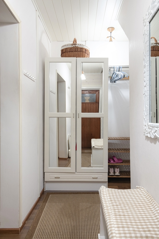 Sisään tultaessa tilanjakaja eteisaula