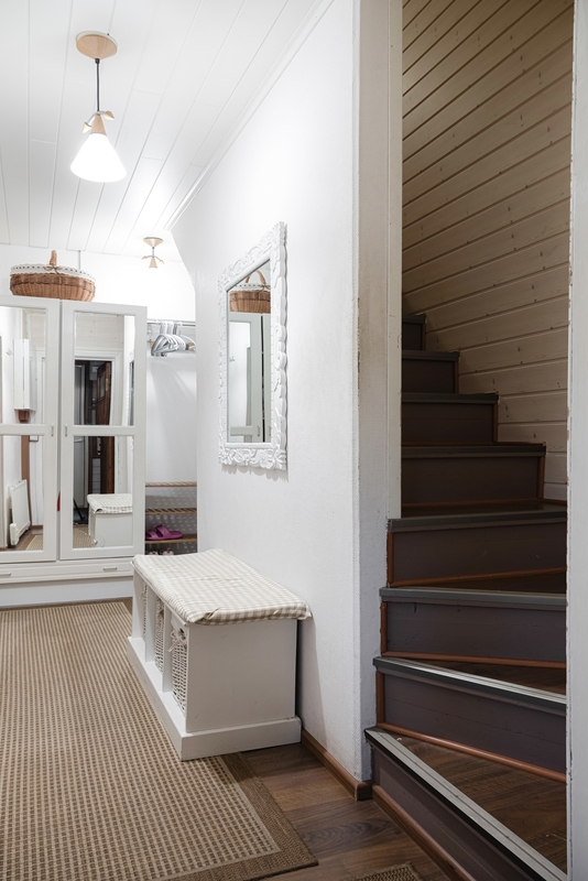 Alakerran eteisaulasta raput yläkertaan