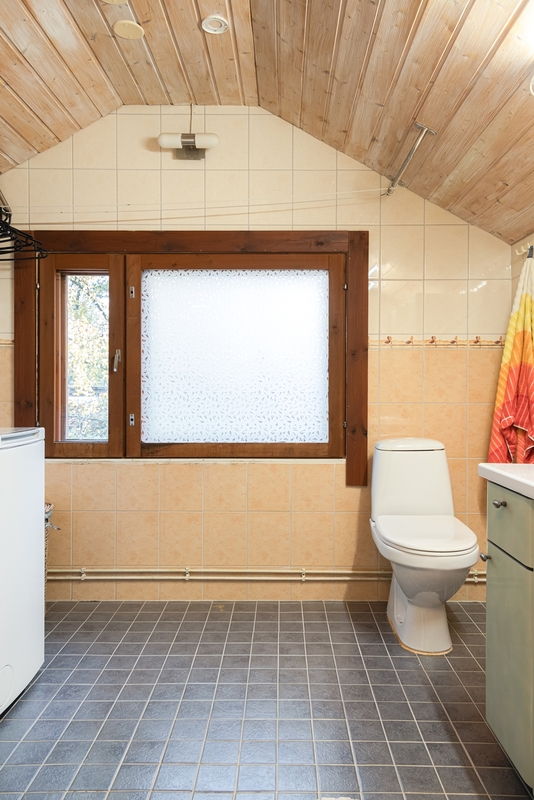 Yleiskuva yläkerran kylpyhuoneesta