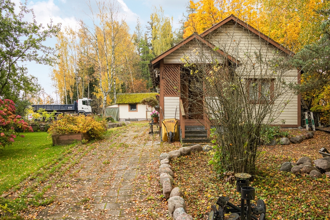 Pihasauna ja tontin perällä varasto