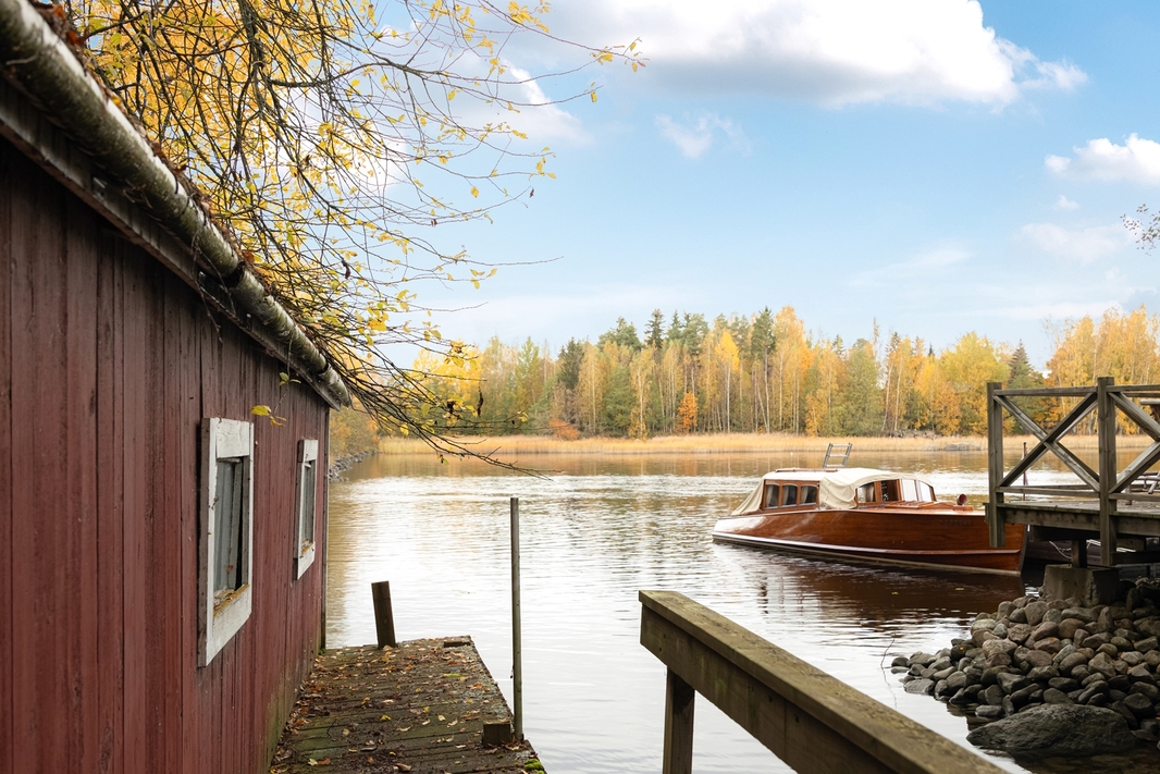 Kuva rannasta ja venevajan sivulta