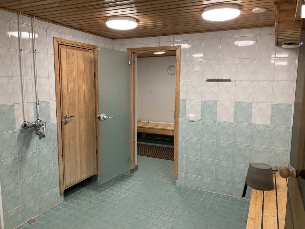Yhtiön saunaosaston pesuhuoneesta 2