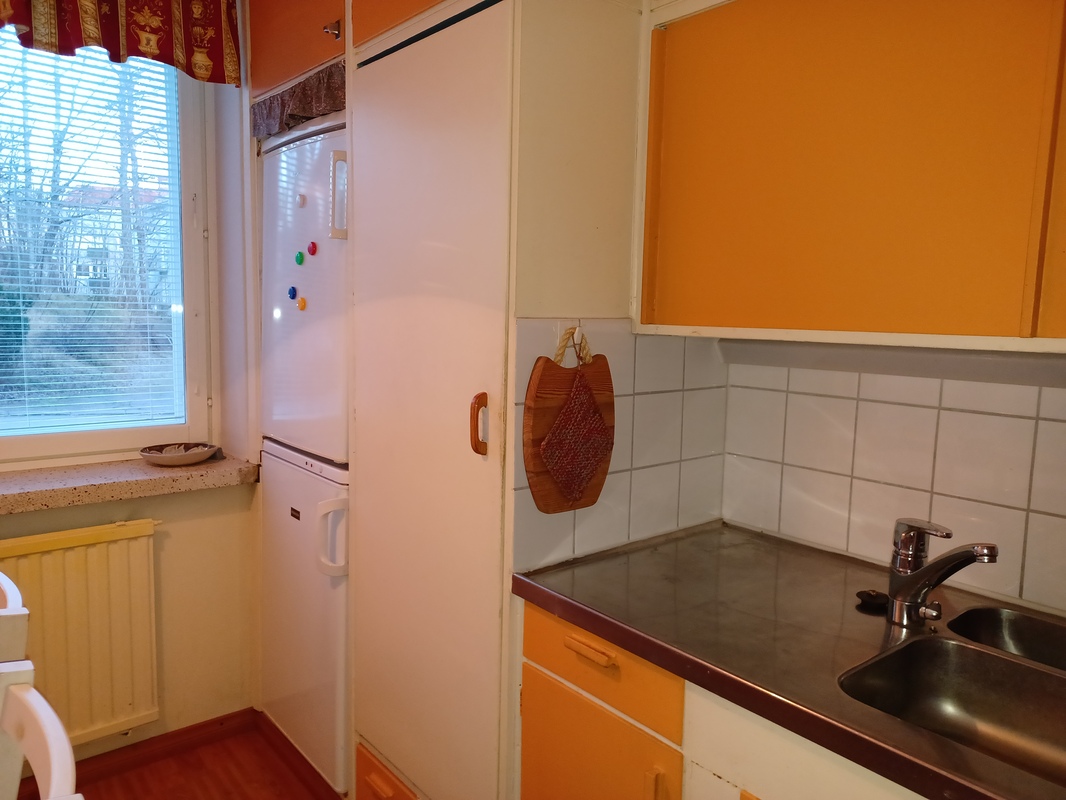 Keittiö, ikkuna kadun puoleen