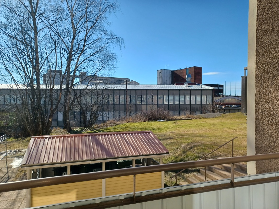 Parvekenäkymä sisäpihan puoleen